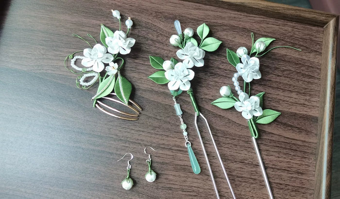 A set of handmade Chanhua jasmine - themed hair accessories in a wooden tray-3