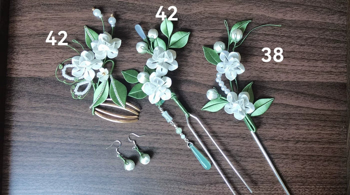 A set of handmade Chanhua jasmine - themed hair accessories in a wooden tray-4