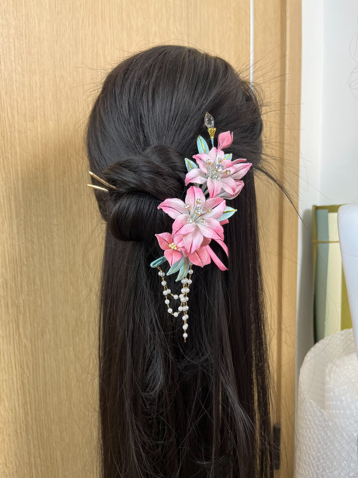A handmade Chanhua lily hairpiece in pink with leaves and dangling chains on black hair-3