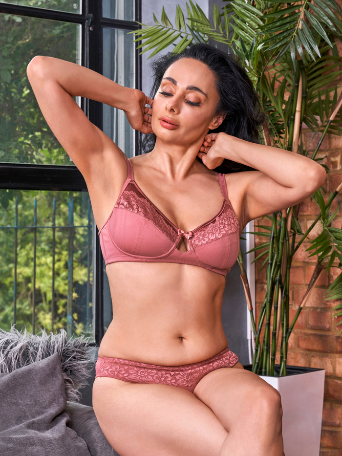 Rosie Silk and Organic Cotton Lace Full Cup Wireless Bra in Red – Juliemay Lingerie