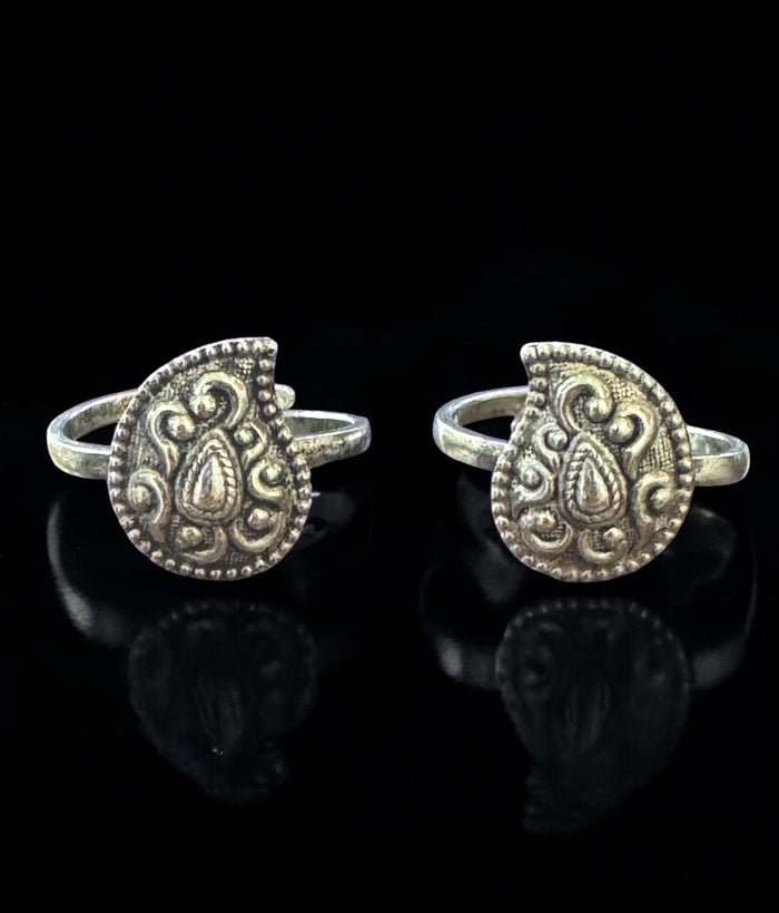 The Prashanti Silver Paisley Nakshi Toe-Rings