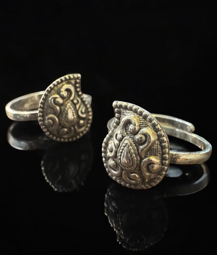 The Prashanti Silver Paisley Nakshi Toe-Rings